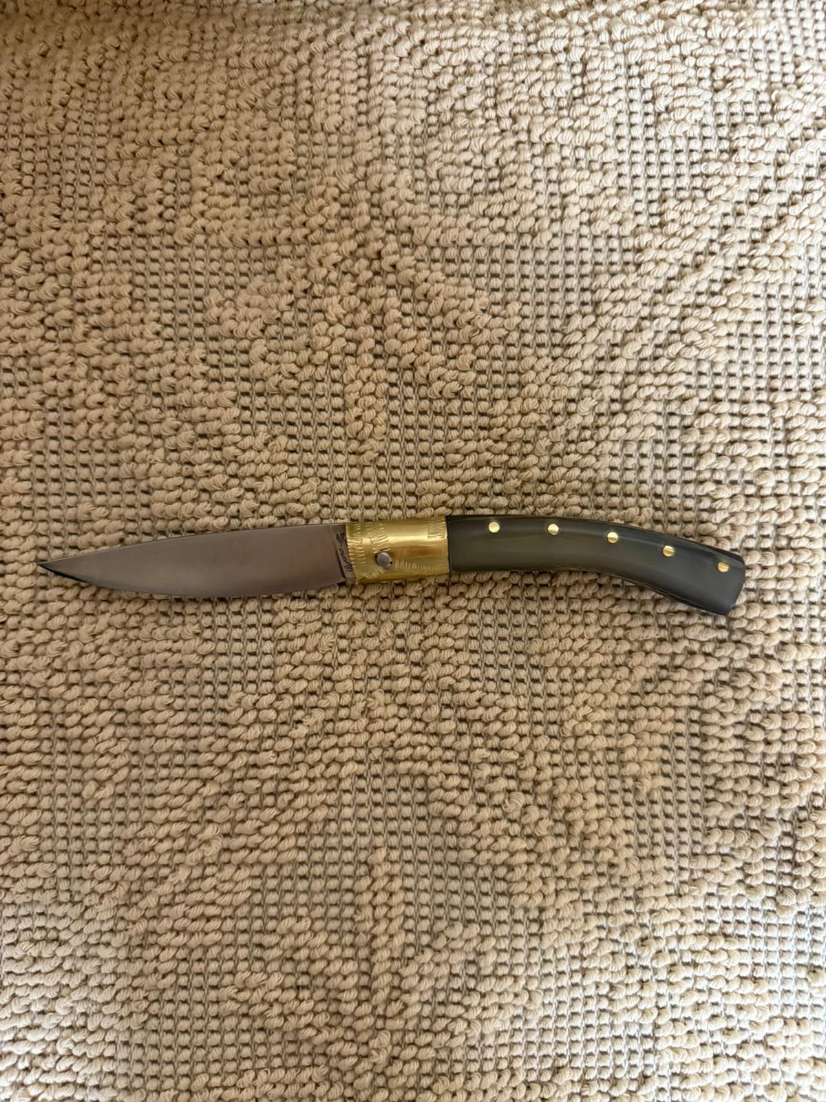 Coltello pattadese con anima, lama  9,5 CM ,impugnatura in corno  di muflone.