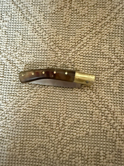 Coltello pattadese con anima , lama 9 CM ,impugnatura in corno di muflone striato.