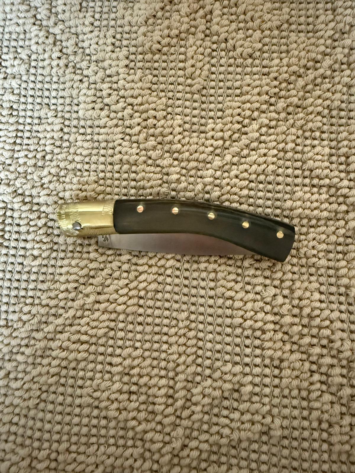 Coltello pattadese con anima, lama  9,5 CM ,impugnatura in corno  di muflone.