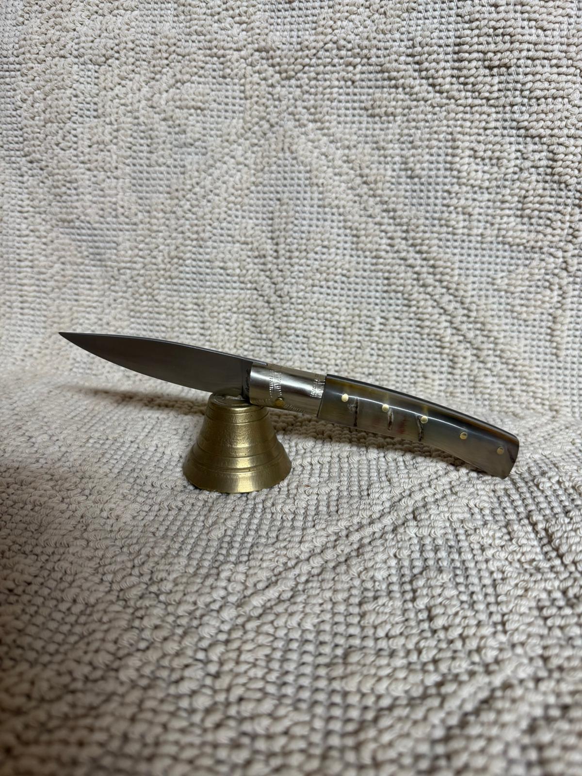 Coltello pattadese con anima , lama 9 CM ,impugnatura in corno di muflone striato.