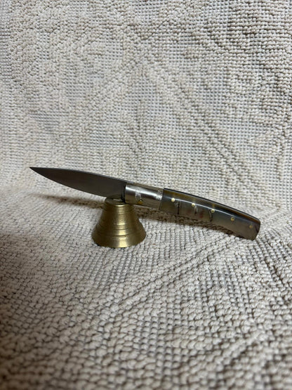 Coltello pattadese con anima , lama 9 CM ,impugnatura in corno di muflone striato.