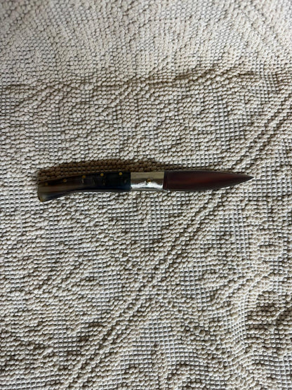 Coltello pattadese con anima , lama 9 CM ,impugnatura in corno di muflone striato.
