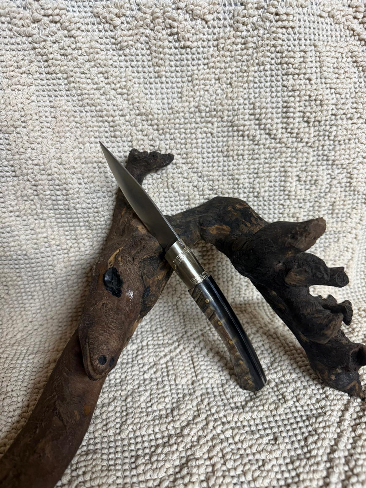 Coltello pattadese con anima , lama 9,5 CM ,impugnatura in corno di muflone rustico.