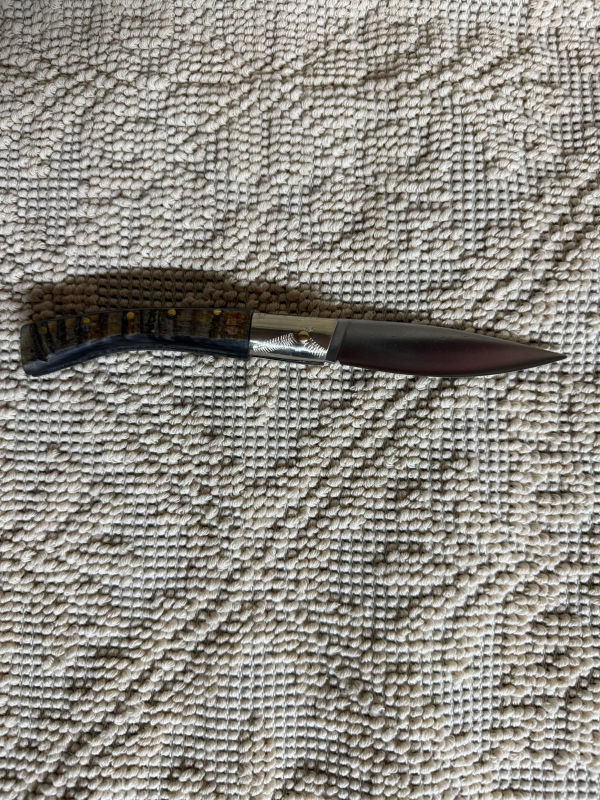 Coltello pattadese con anima , lama 9,5 CM ,impugnatura in corno di muflone rustico.