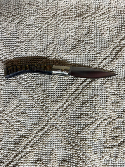 Coltello pattadese con anima , lama 9,5 CM ,impugnatura in corno di muflone rustico.