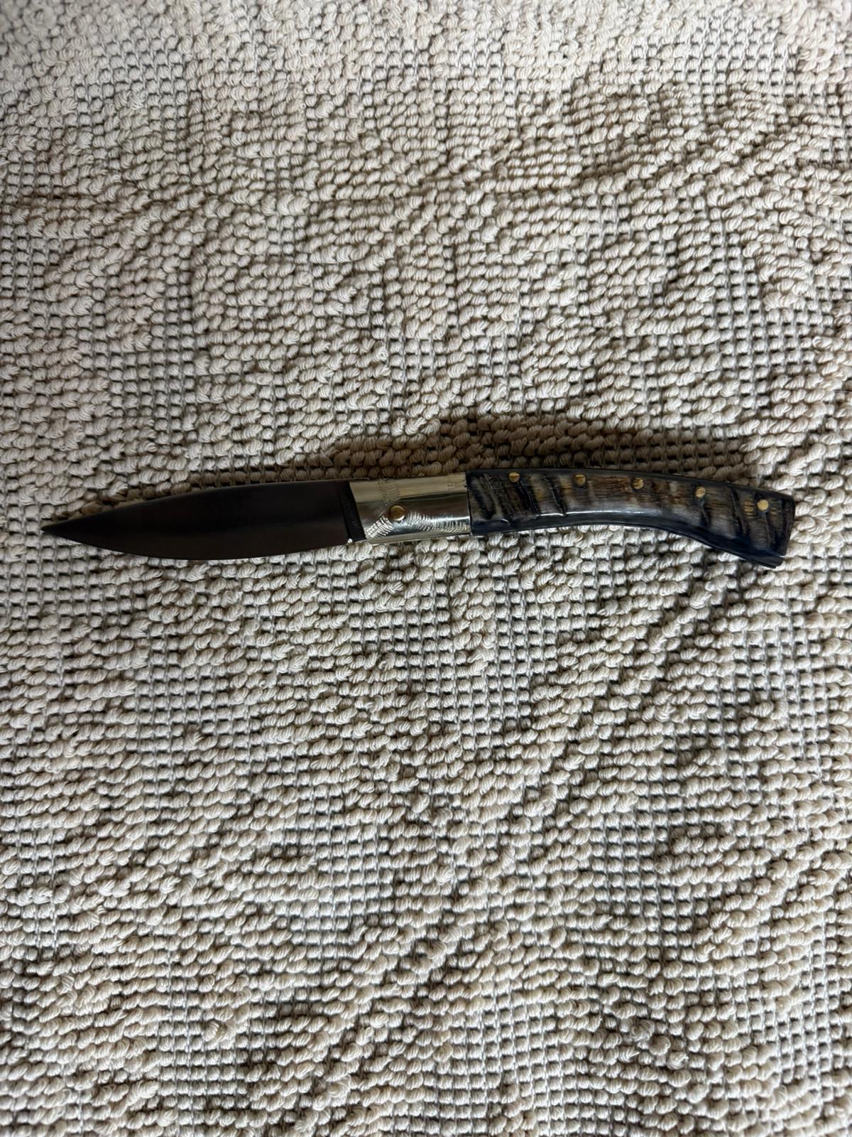 Coltello pattadese con anima , lama 9,5 CM ,impugnatura in corno di muflone rustico.