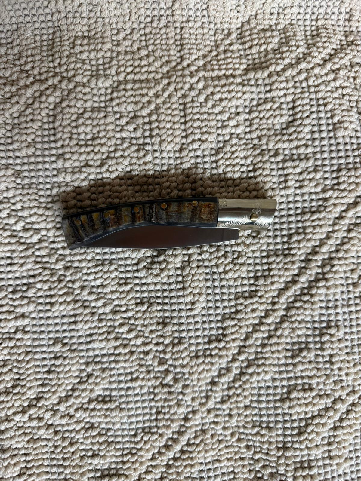 Coltello pattadese con anima , lama 9,5 CM ,impugnatura in corno di muflone rustico.