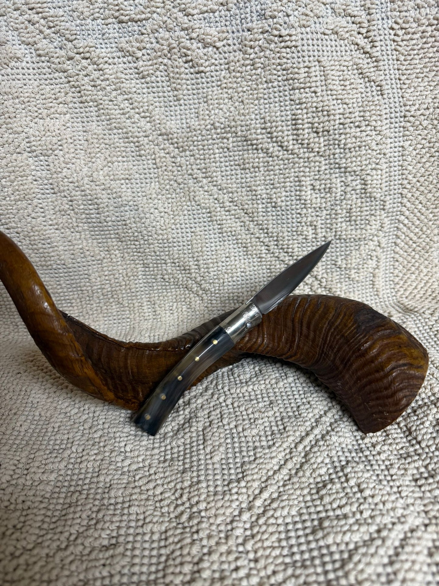 Coltello pattadese con anima , lama 8,5 CM ,impugnatura in corno di muflone striato.