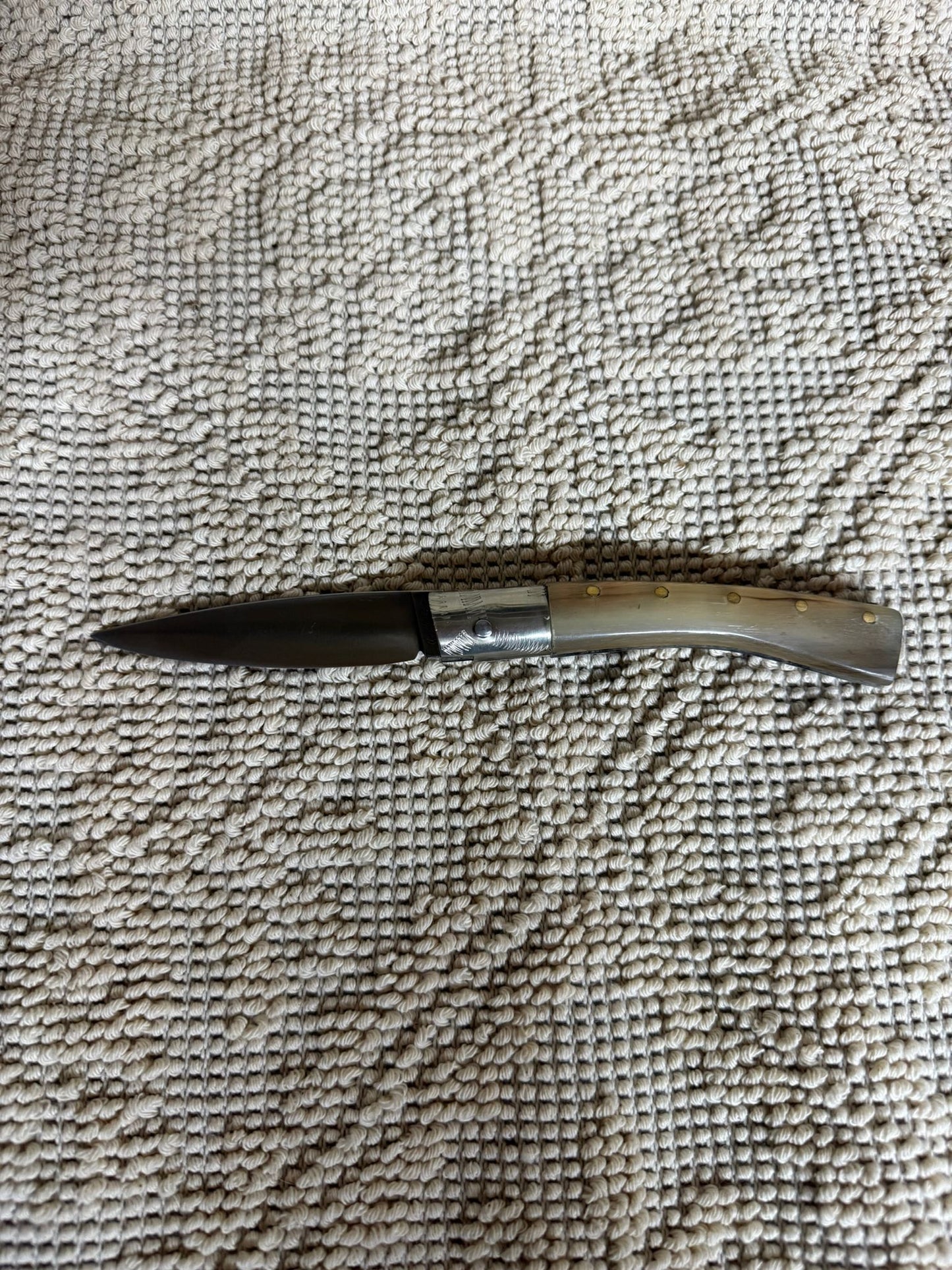 Coltello pattadese con anima , lama 8,5 CM ,impugnatura in corno di muflone striato.