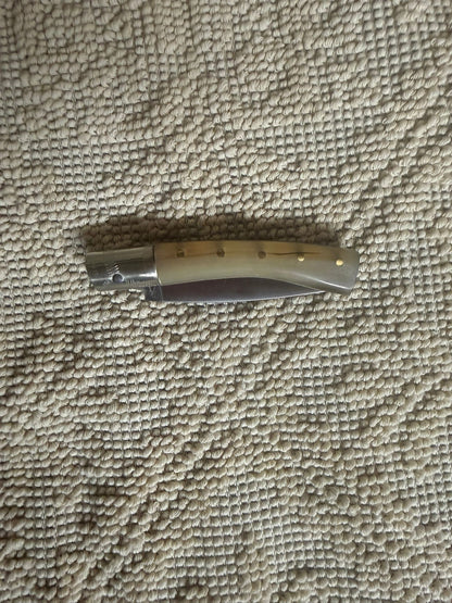 Coltello pattadese con anima , lama 8,5 CM ,impugnatura in corno di muflone striato.