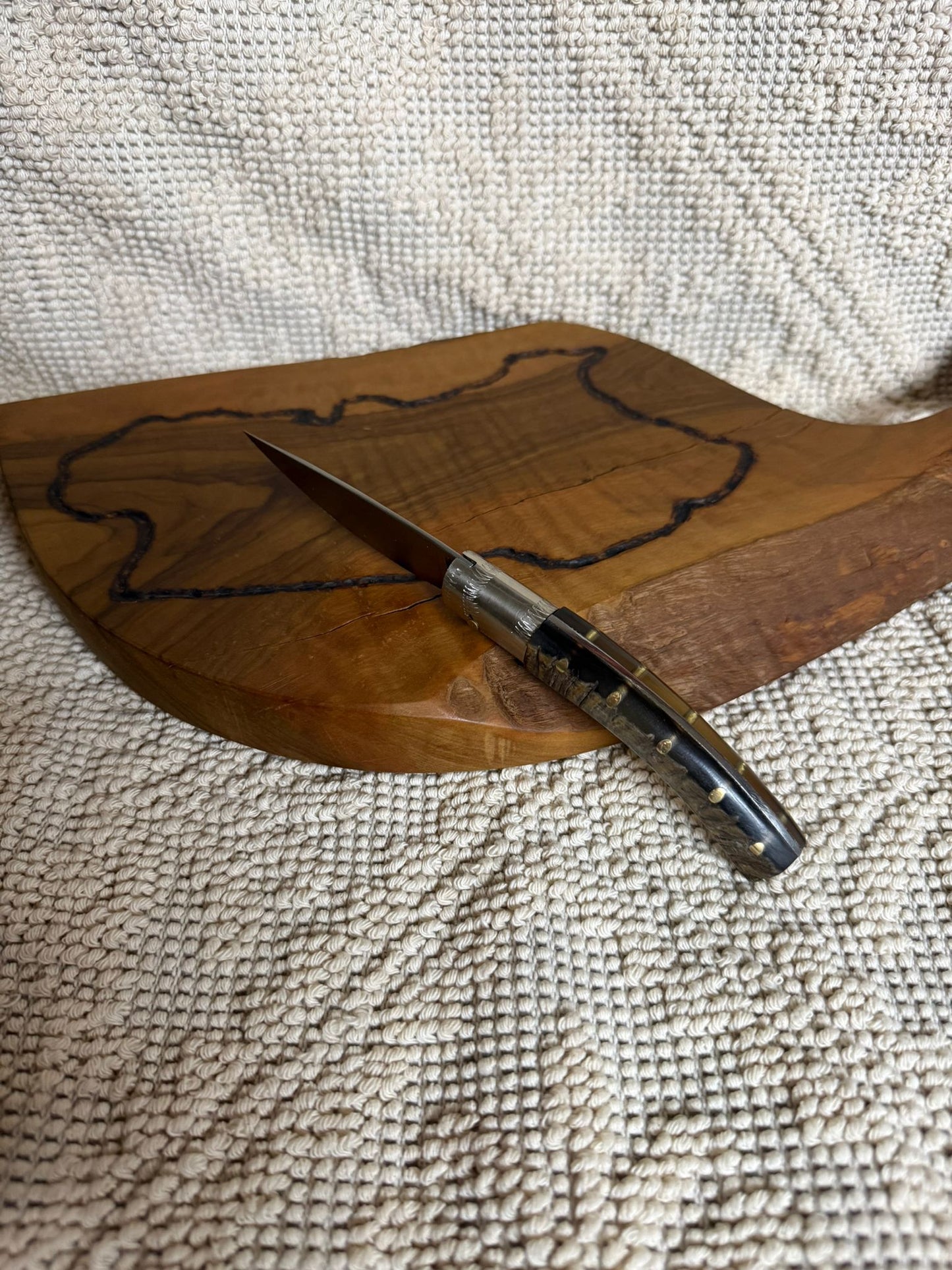 Coltello pattadese con anima , lama 8,5 CM ,impugnatura in corno di muflone rustico striato.