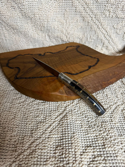 Coltello pattadese con anima , lama 8,5 CM ,impugnatura in corno di muflone rustico striato.