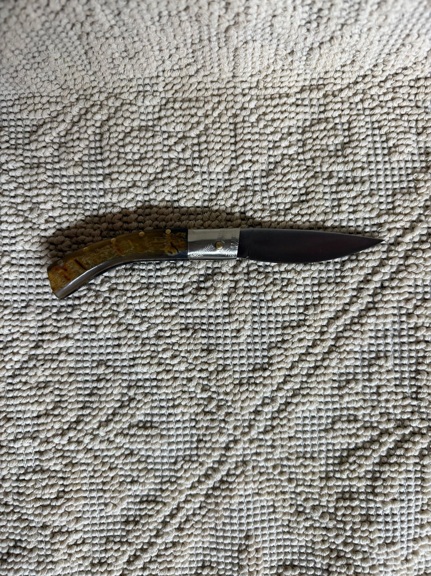 Coltello pattadese con anima , lama 8,5 CM ,impugnatura in corno di muflone rustico striato.