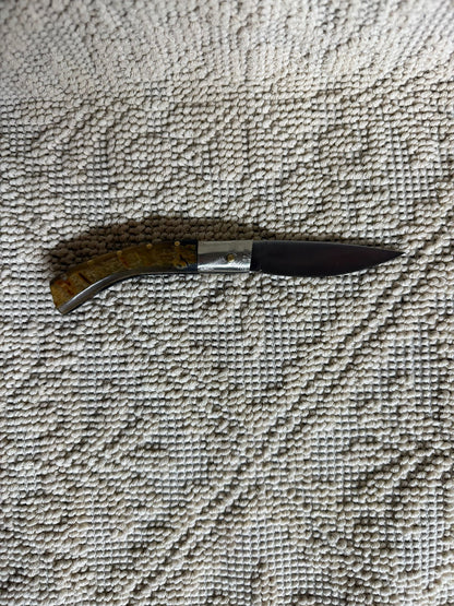 Coltello pattadese con anima , lama 8,5 CM ,impugnatura in corno di muflone rustico striato.