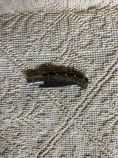 Coltello pattadese con anima , lama 8,5 CM ,impugnatura in corno di muflone rustico striato.