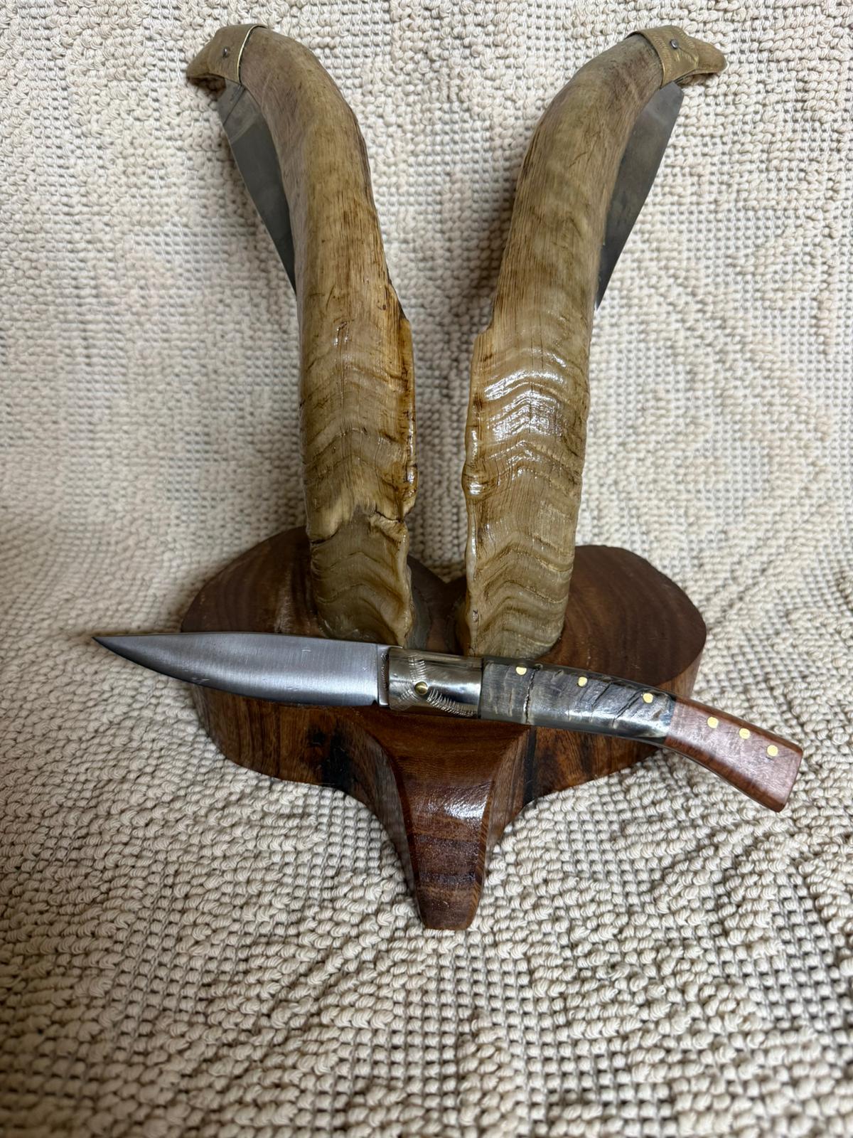 Coltello pattadese con anima , lama 10 CM ,impugnatura in corno di muflone rustico e radica.