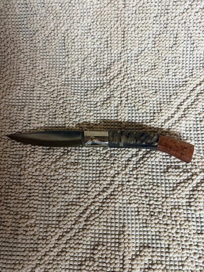 Coltello pattadese con anima , lama 10 CM ,impugnatura in corno di muflone rustico e radica.