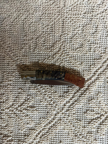 Coltello pattadese con anima , lama 10 CM ,impugnatura in corno di muflone rustico e radica.