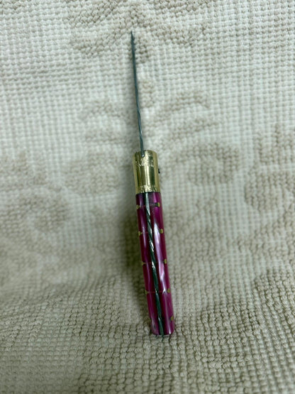 Coltello  pattadese con anima decorata lama 9,5 CM  impugnatura in kirinite rosa.