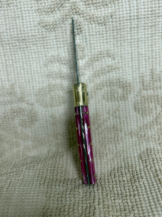 Coltello  pattadese con anima decorata lama 9,5 CM  impugnatura in kirinite rosa.