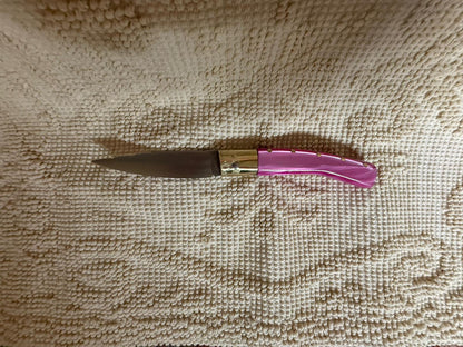 Coltello  pattadese con anima decorata lama 9,5 CM  impugnatura in kirinite rosa.
