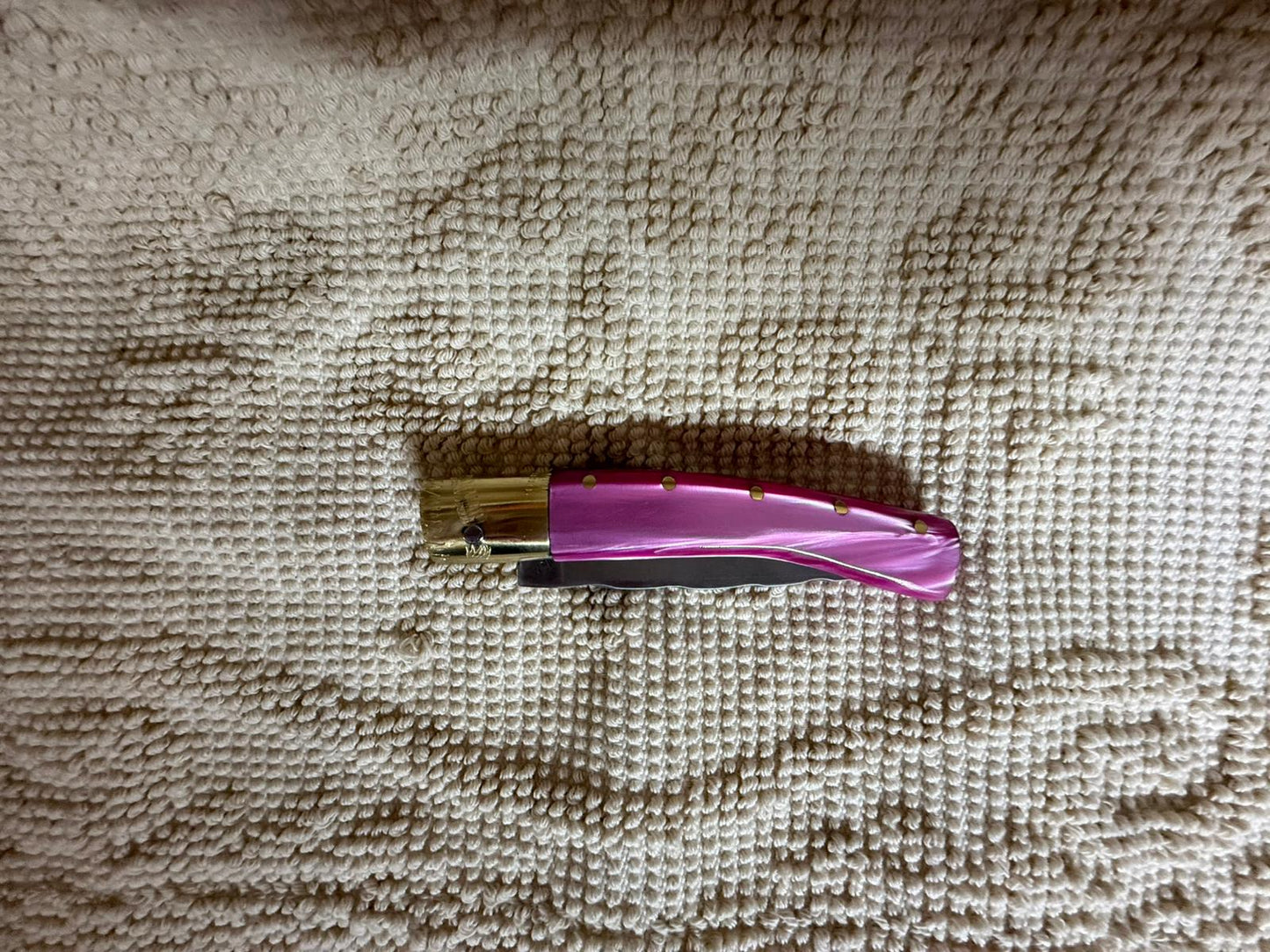 Coltello  pattadese con anima decorata lama 9,5 CM  impugnatura in kirinite rosa.