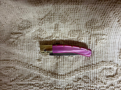 Coltello  pattadese con anima decorata lama 9,5 CM  impugnatura in kirinite rosa.