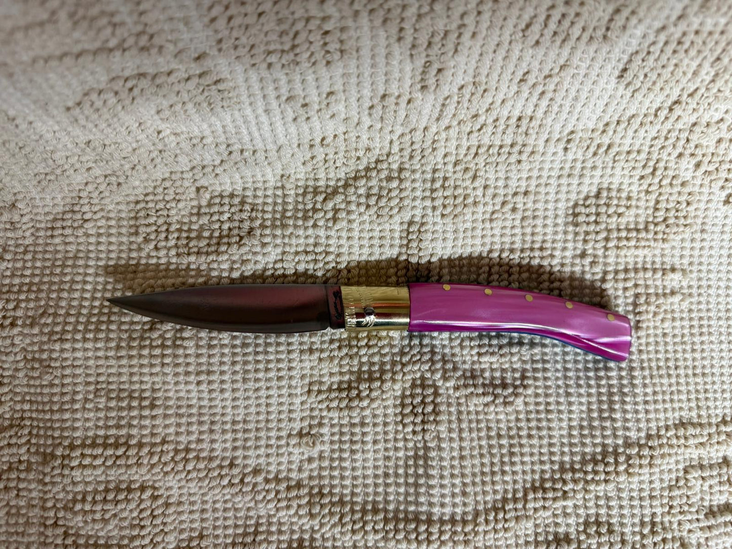 Coltello  pattadese con anima , lama 9,5 CM  impugnatura in kirinite rosa e turchese.