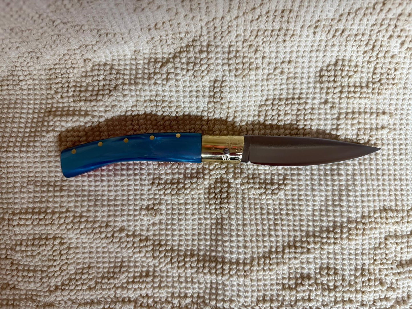 Coltello  pattadese con anima , lama 9,5 CM  impugnatura in kirinite rosa e turchese.