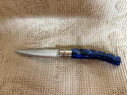 Coltello pattadese con anima decorata ,lama decorata, 9,7CM ,impugnatura  in kirinite blu e nero.