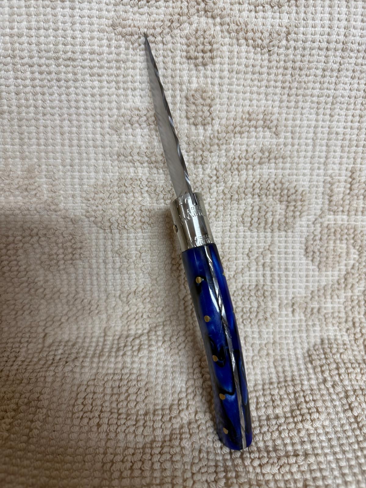 Coltello pattadese con anima decorata ,lama decorata, 9,7CM ,impugnatura  in kirinite blu e nero.
