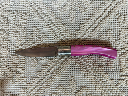 Coltello  pattadese con anima decorata lama 9,6CM  impugnatura in kirinite rosa.