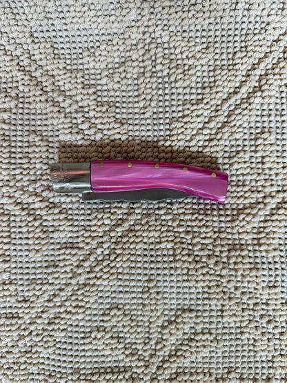 Coltello  pattadese con anima decorata lama 9,6CM  impugnatura in kirinite rosa.
