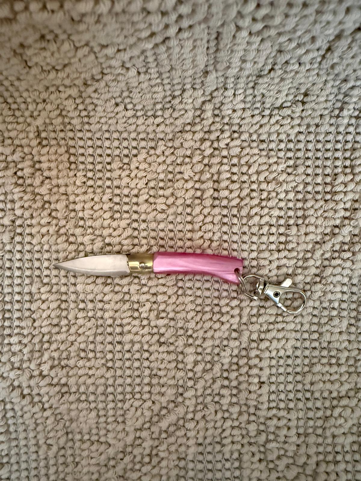 Coltellino pattadese sardo,( portachiavi) artigianale , realizzato a mano, lama 5 CM rosa.