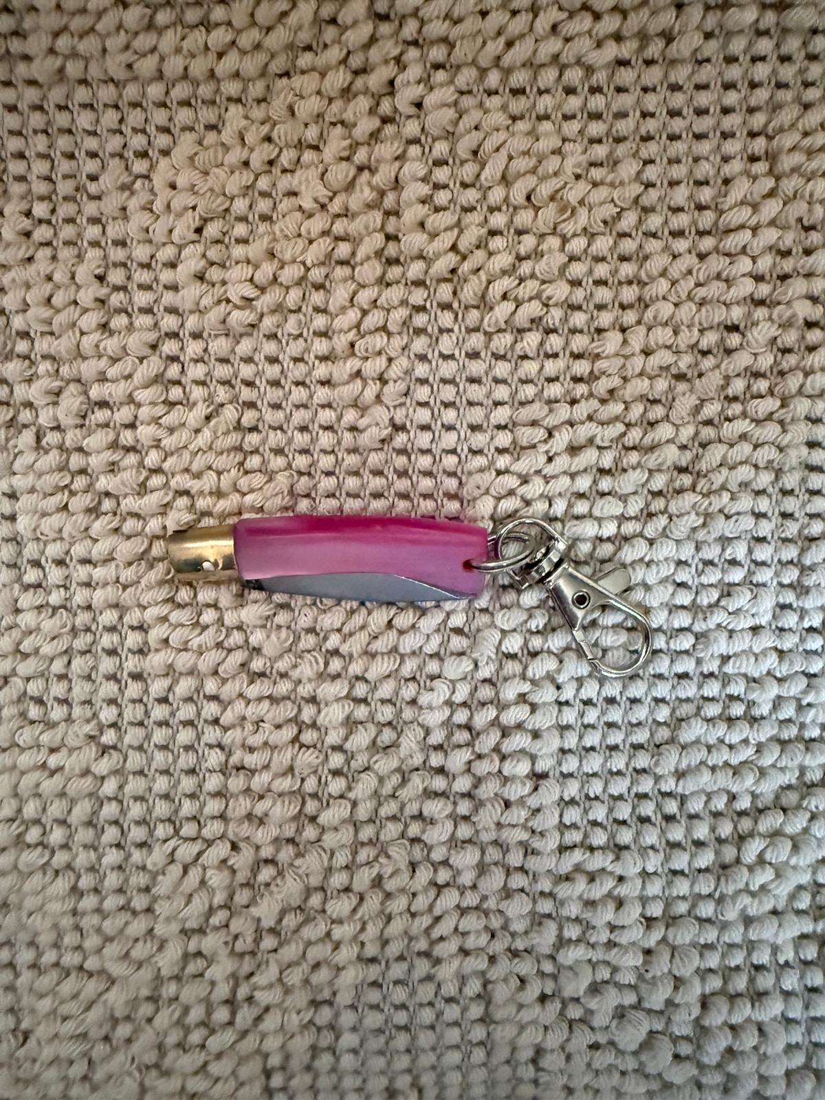 Coltellino pattadese sardo,( portachiavi) artigianale , realizzato a mano, lama 5 CM rosa.