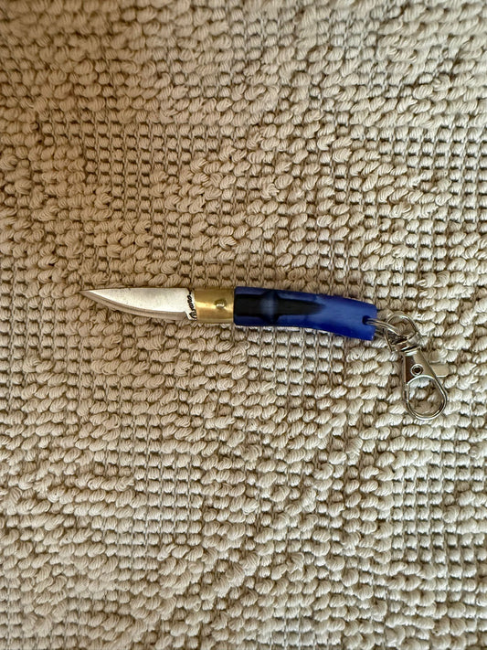 Coltellino pattadese sardo,( portachiavi) artigianale , realizzato a mano, lama 5 CM resina blu e nero.
