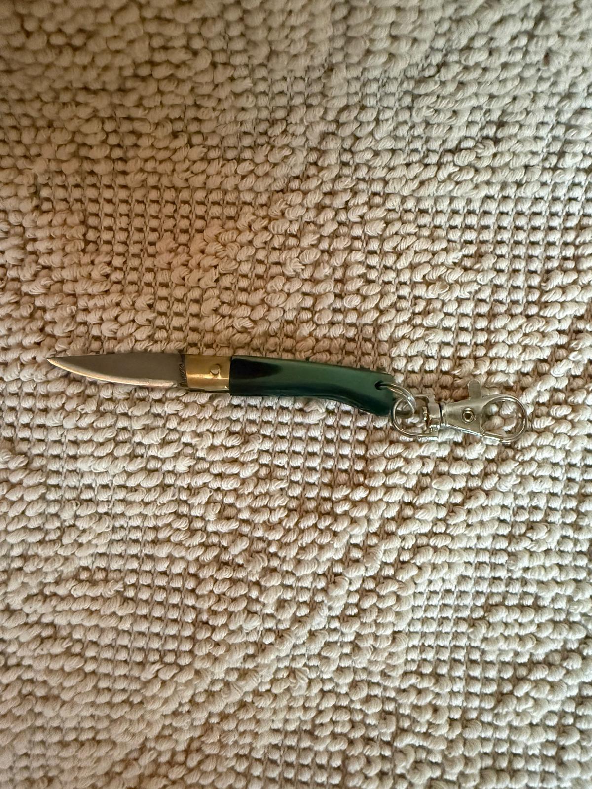 Coltellino pattadese sardo,( portachiavi) artigianale , realizzato a mano, lama 5 CM in resina verde e nero. .