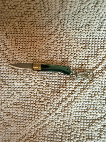 Coltellino pattadese sardo,( portachiavi) artigianale , realizzato a mano, lama 5 CM in resina verde e nero. .