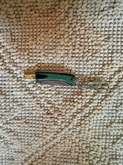 Coltellino pattadese sardo,( portachiavi) artigianale , realizzato a mano, lama 5 CM in resina verde e nero. .