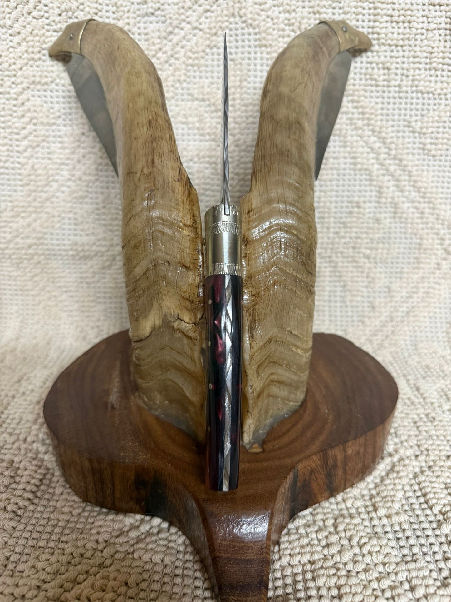 Coltello  pattadese con anima lama 9,2 CM  impugnatura in kirinite fucsia e nero.