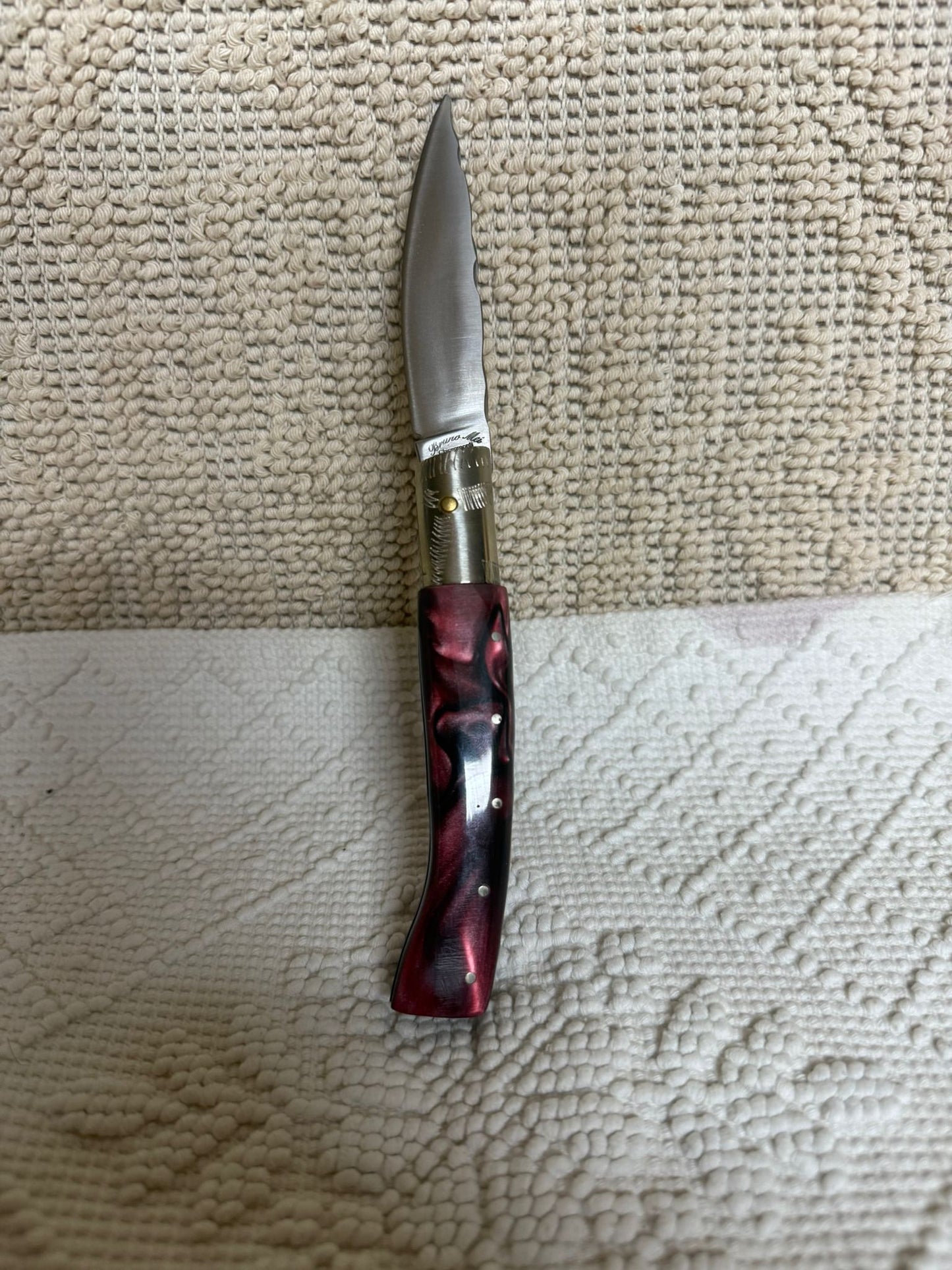 Coltello  pattadese con anima lama 9,2 CM  impugnatura in kirinite fucsia e nero.