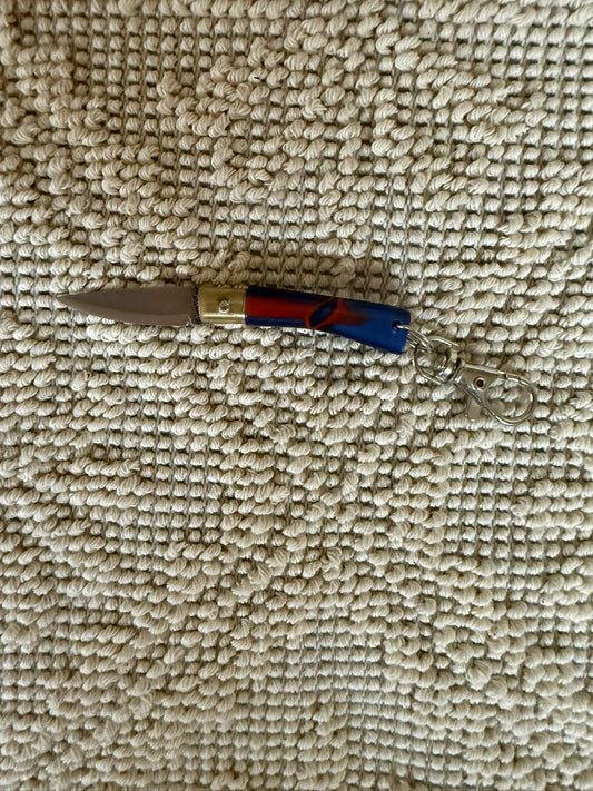Coltellino pattadese sardo,( portachiavi) artigianale , realizzato a mano, lama 5 CM in resina blu e rosso.