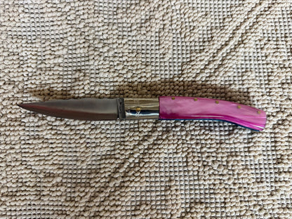Coltello  pattadese con anima decorata , lama decorata 9,8 CM  impugnatura in kirinite rosa e turchese.