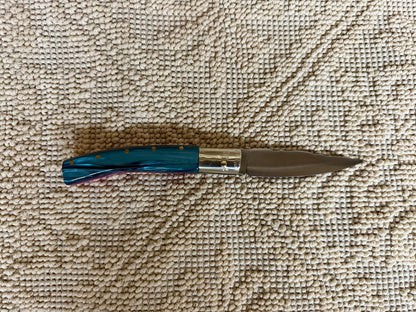 Coltello  pattadese con anima decorata , lama decorata 9,8 CM  impugnatura in kirinite rosa e turchese.