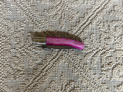 Coltello  pattadese con anima decorata , lama decorata 9,8 CM  impugnatura in kirinite rosa e turchese.