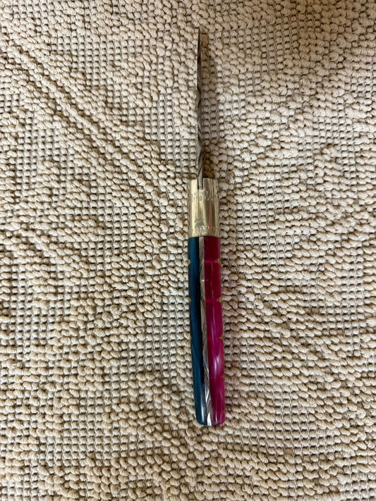 Coltello  pattadese con anima decorata , lama decorata 9,8 CM  impugnatura in kirinite rosa e turchese.