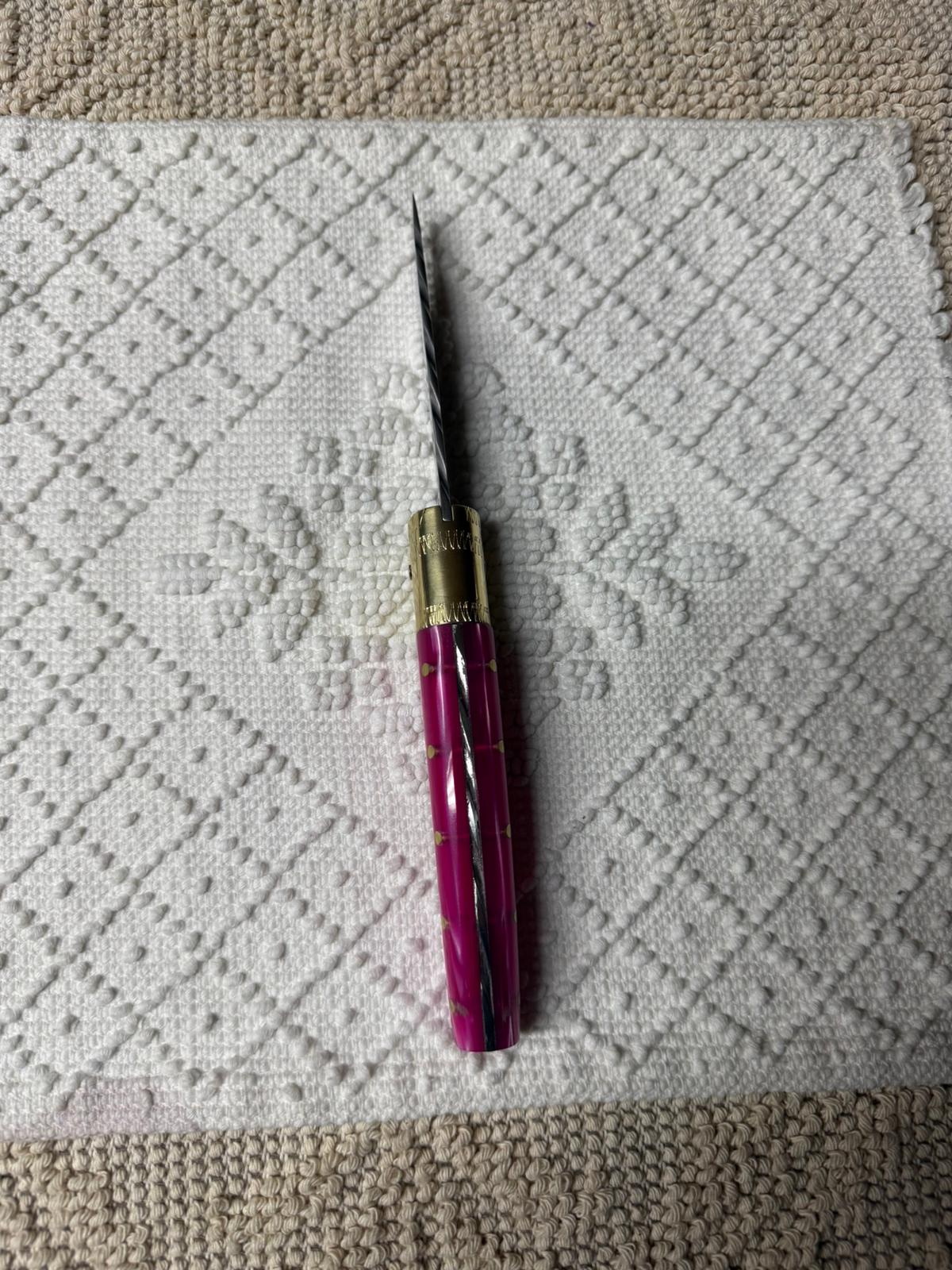 Coltello  pattadese con anima decorata , lama 9,5 CM  impugnatura in kirinite rosa.