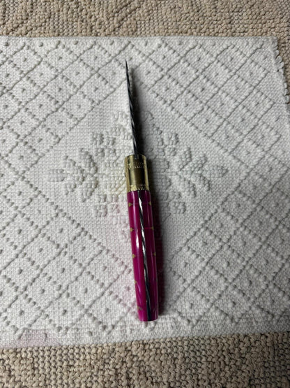 Coltello  pattadese con anima decorata , lama 9,5 CM  impugnatura in kirinite rosa.