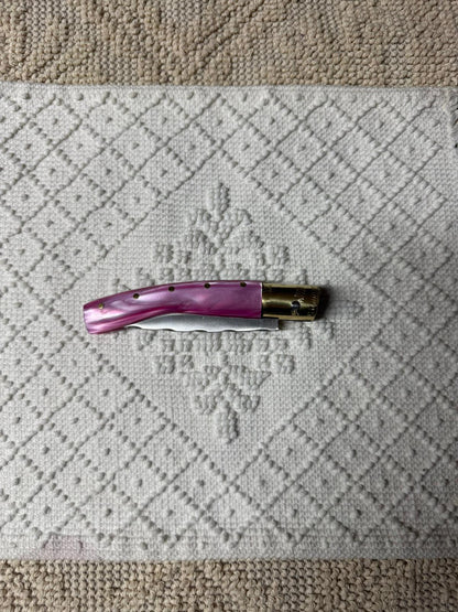 Coltello  pattadese con anima decorata , lama 9,5 CM  impugnatura in kirinite rosa.