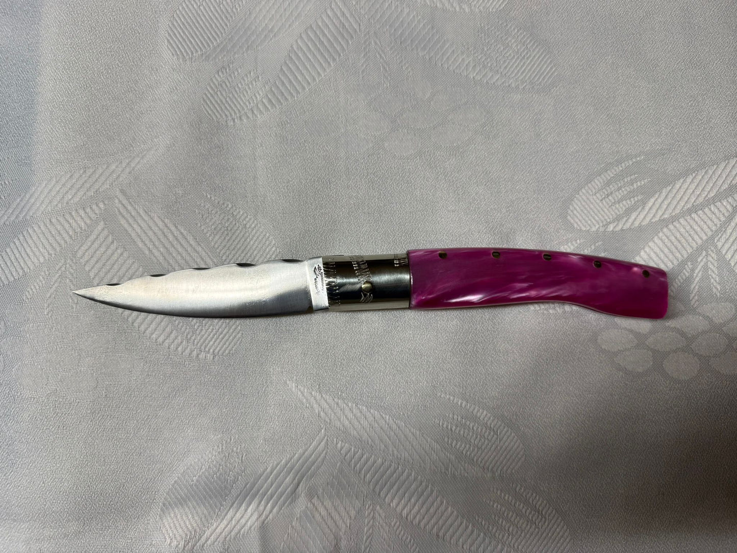 Coltello  pattadese con anima decorata lama 9,4 CM  impugnatura in kirinite rosa.